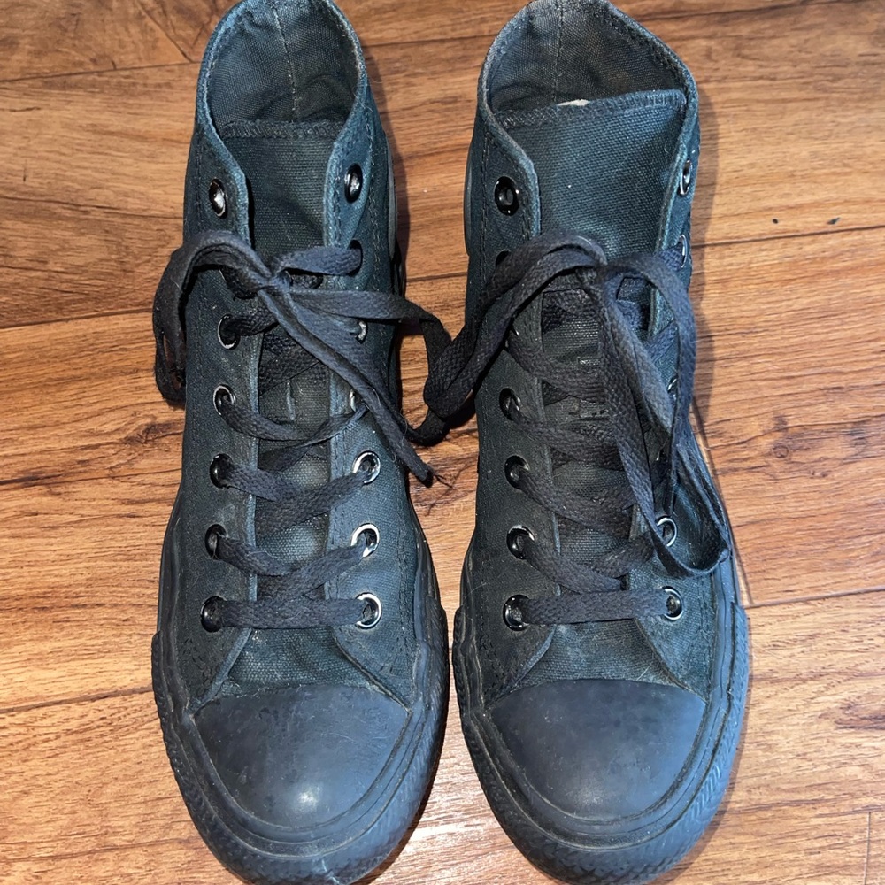 Womens size 8 converse hightops